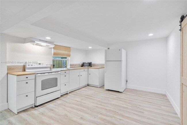 Building Photo - 7637 NW 17th Pl
