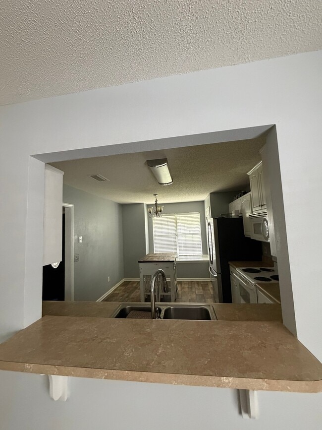Building Photo - 109 Yuri Dr