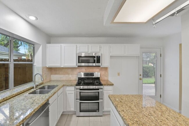 Building Photo - 9811 Arrowgrass Dr