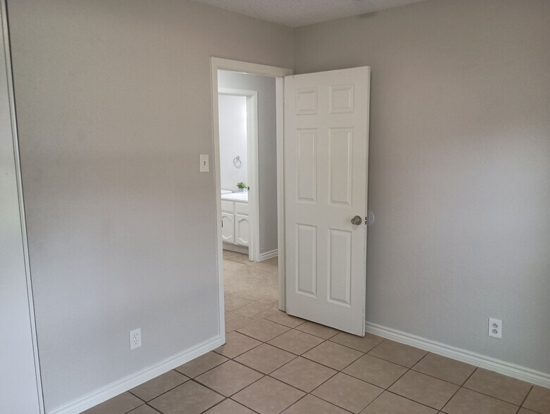 Building Photo - Room in House on Bounty Dr