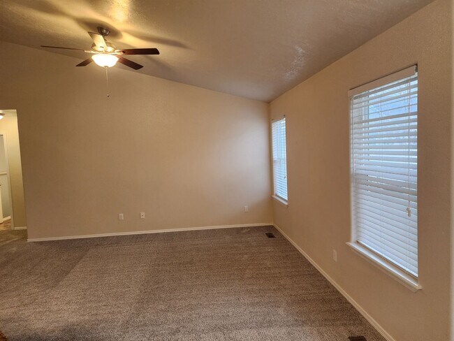 Building Photo - Charming single level 4 bedroom home in Crimson Point community. Spacious open floor plan, oversi...