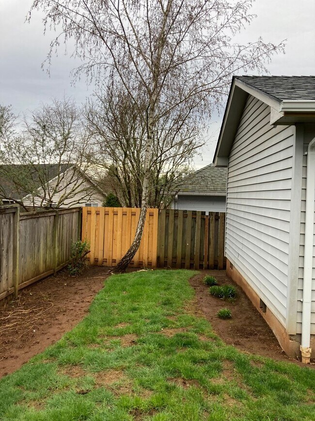 Building Photo - Two Bedroom Duplex in South Salem, Landscaping Included!