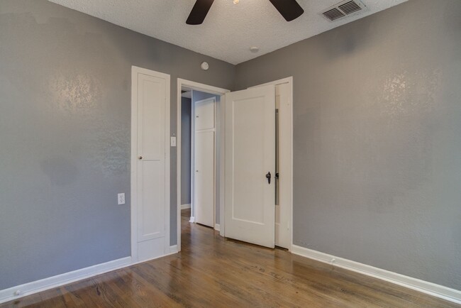 Building Photo - Pre-Leasing for Fall 2025 - Cute 2 Bedroom...