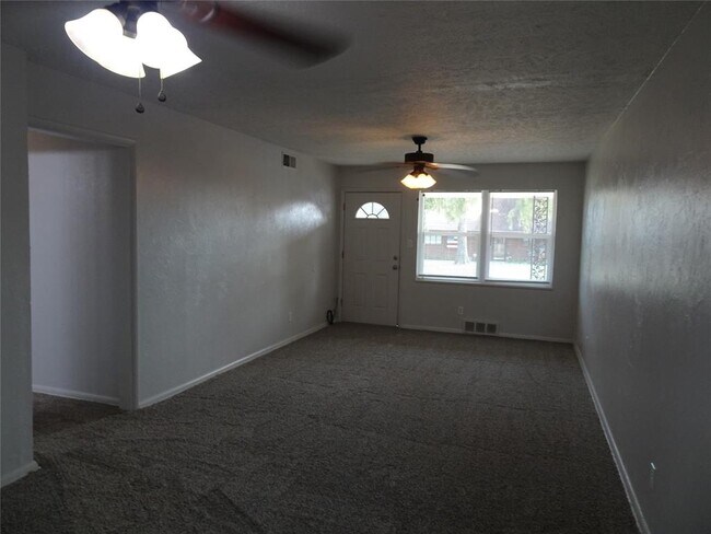 Building Photo - 2305 Maple Dr
