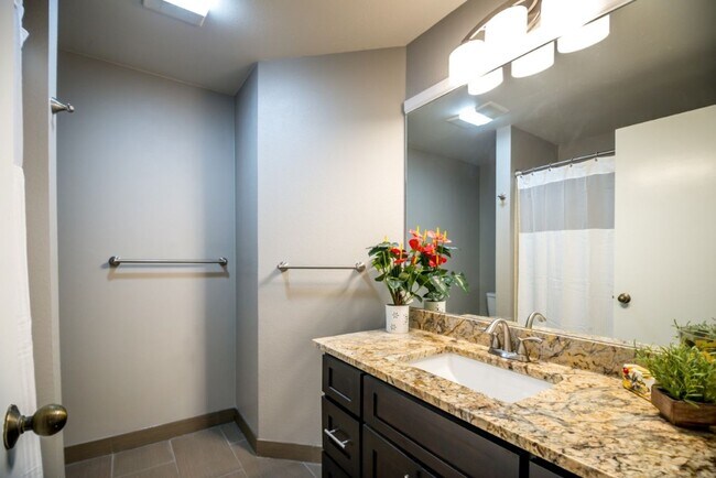Building Photo - 2bd/1.75ba Kirkland Condo