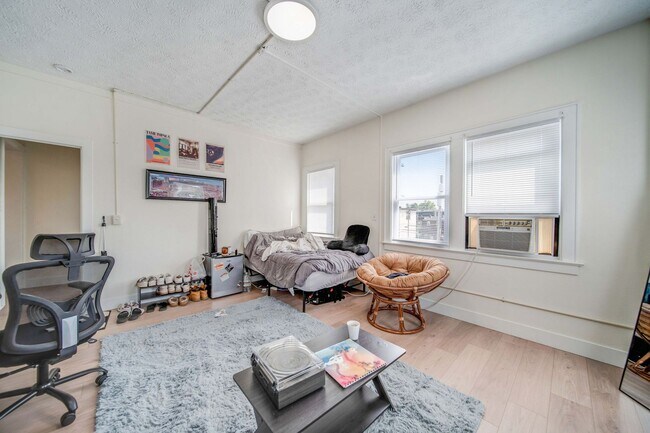 Building Photo - Massive Newly Renovated 11-Bedroom House o...
