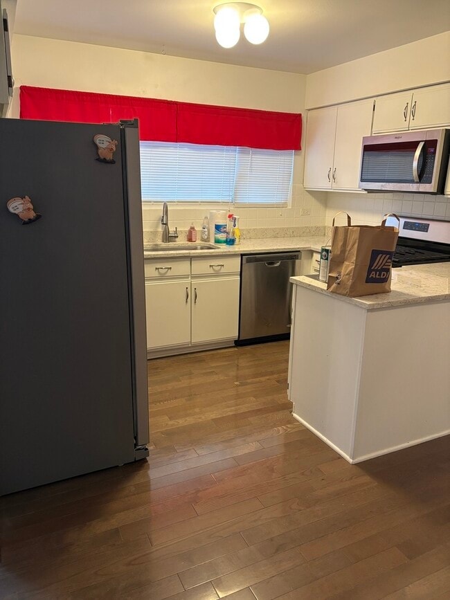 Building Photo - 109 Paramount Dr