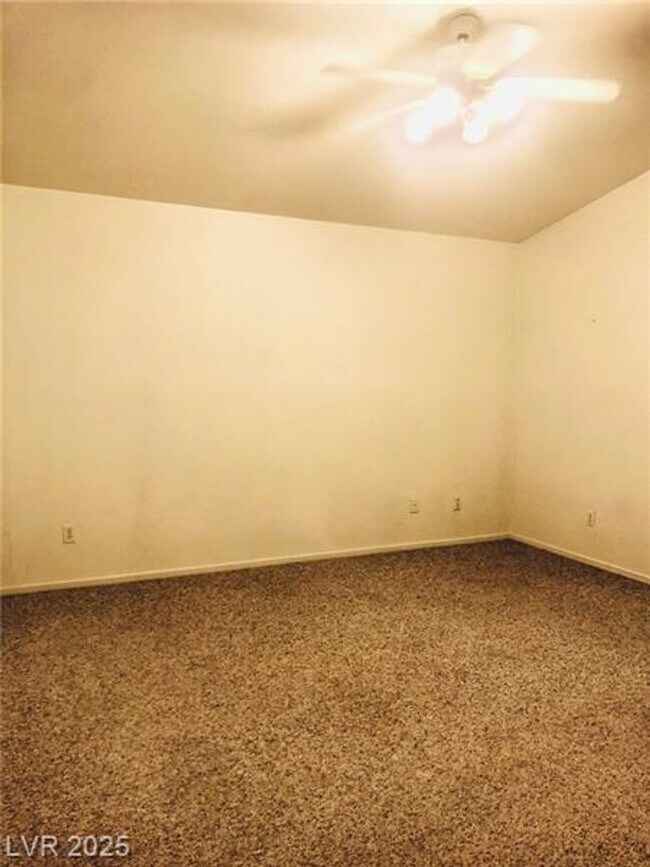 Building Photo - WONDERFUL SINGLE STORY 3 BED 2 BATH HOME I...