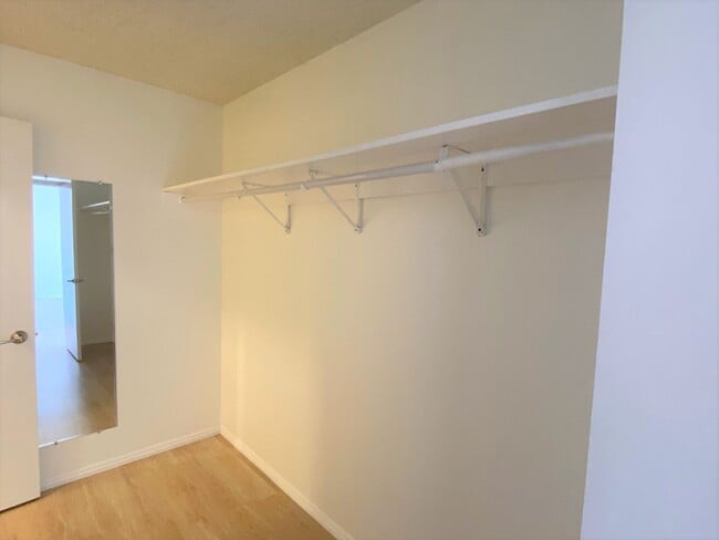 Building Photo - One Bedroom Condo Available in Watergate Community/Emeryville!