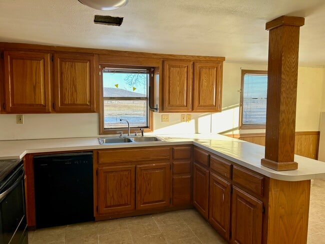 Building Photo - 3003 W Redwood Ave