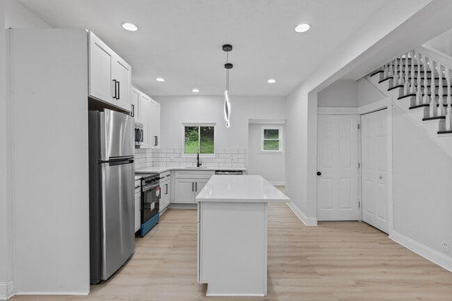 Building Photo - 392 Calderwood Ave