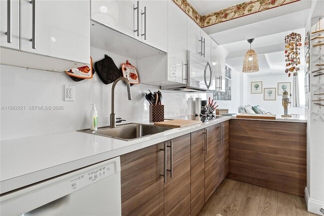 Building Photo - 1255 Collins Ave