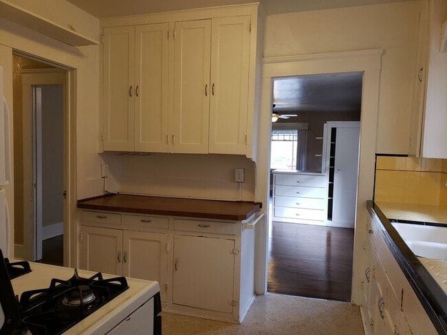 Building Photo - Craftsman style duplex w/ parking in N. Pa...