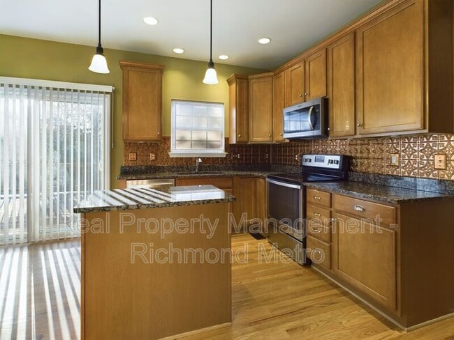 Building Photo - 6431 Kings Crest Ct