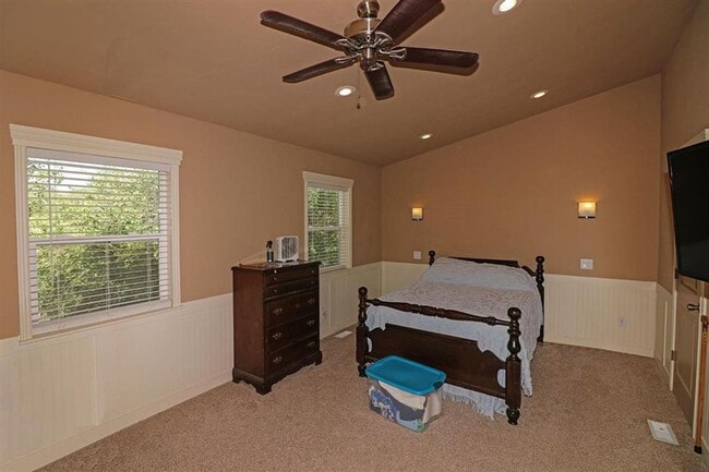 Building Photo - All utilities included 3-bedroom, 2-bathroom home in the Redlands