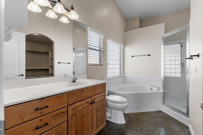 Building Photo - Sedona Hills Stunner!