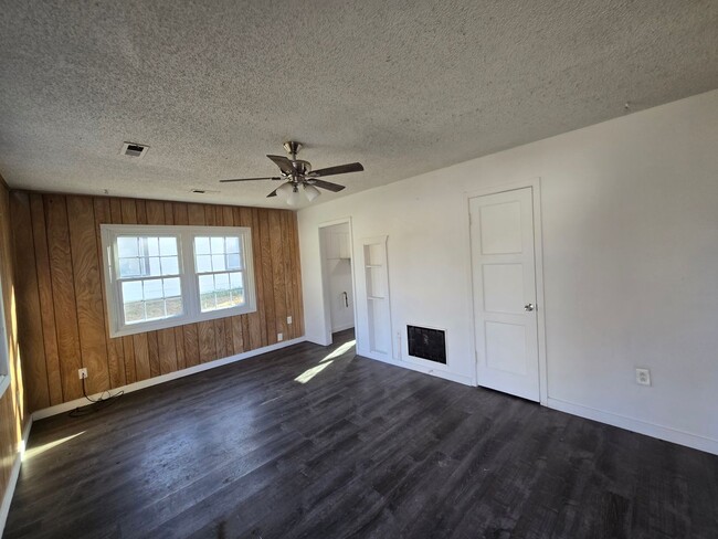 Building Photo - 3 bed 1 bath house