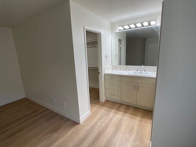 Building Photo - Thousand Oaks Totally Remodeled 3 Bed 2 Full Bath