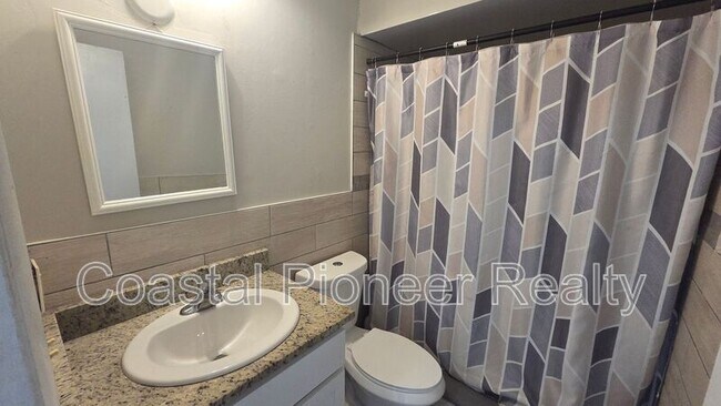 Building Photo - 7210 N Manhattan Ave