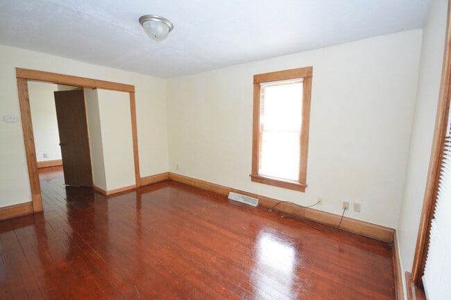 Building Photo - Charming 2 bedroom with beautiful features!