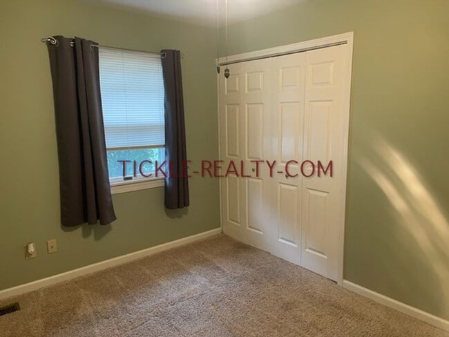 Building Photo - 3 Bedroom Ranch - Huge Garage - Fenced Yard
