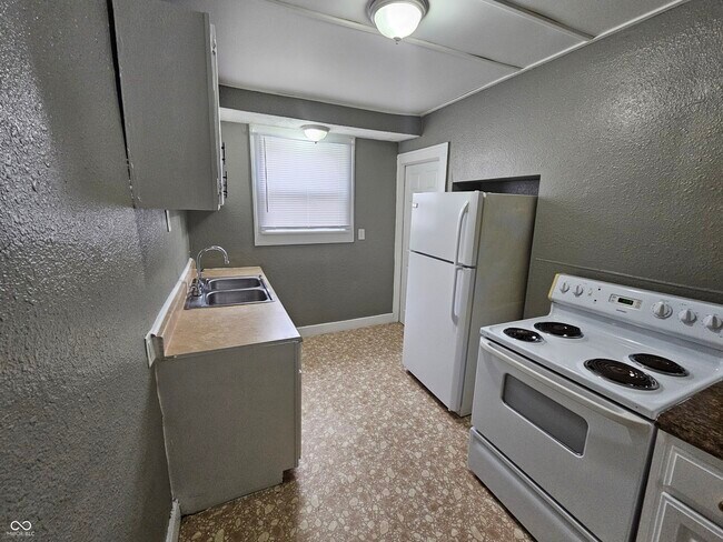 Building Photo - 835 N Gladstone Ave