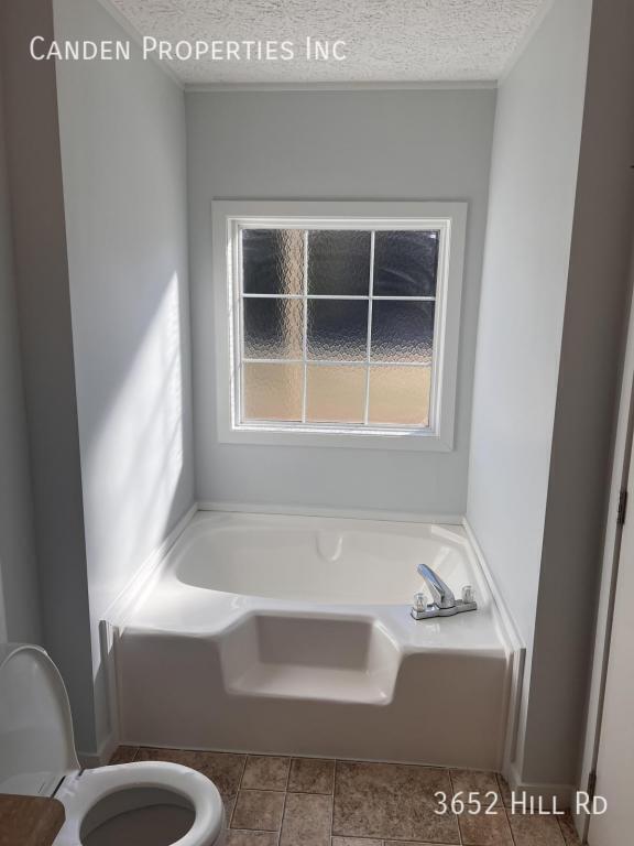 Building Photo - 3652 Hill Rd