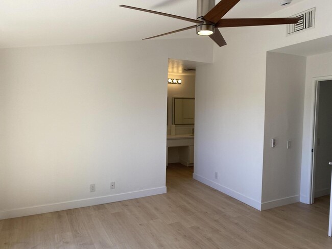 Building Photo - 695 S Cll Petunia