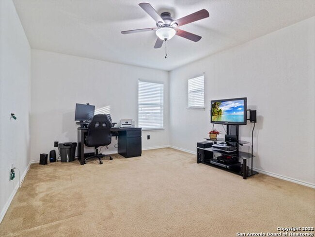 Building Photo - 3 Bedroom w/Game Room