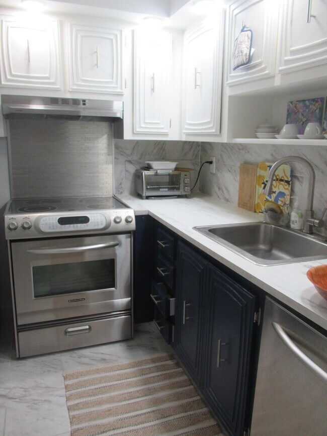 Building Photo - 2841 Somerset Dr