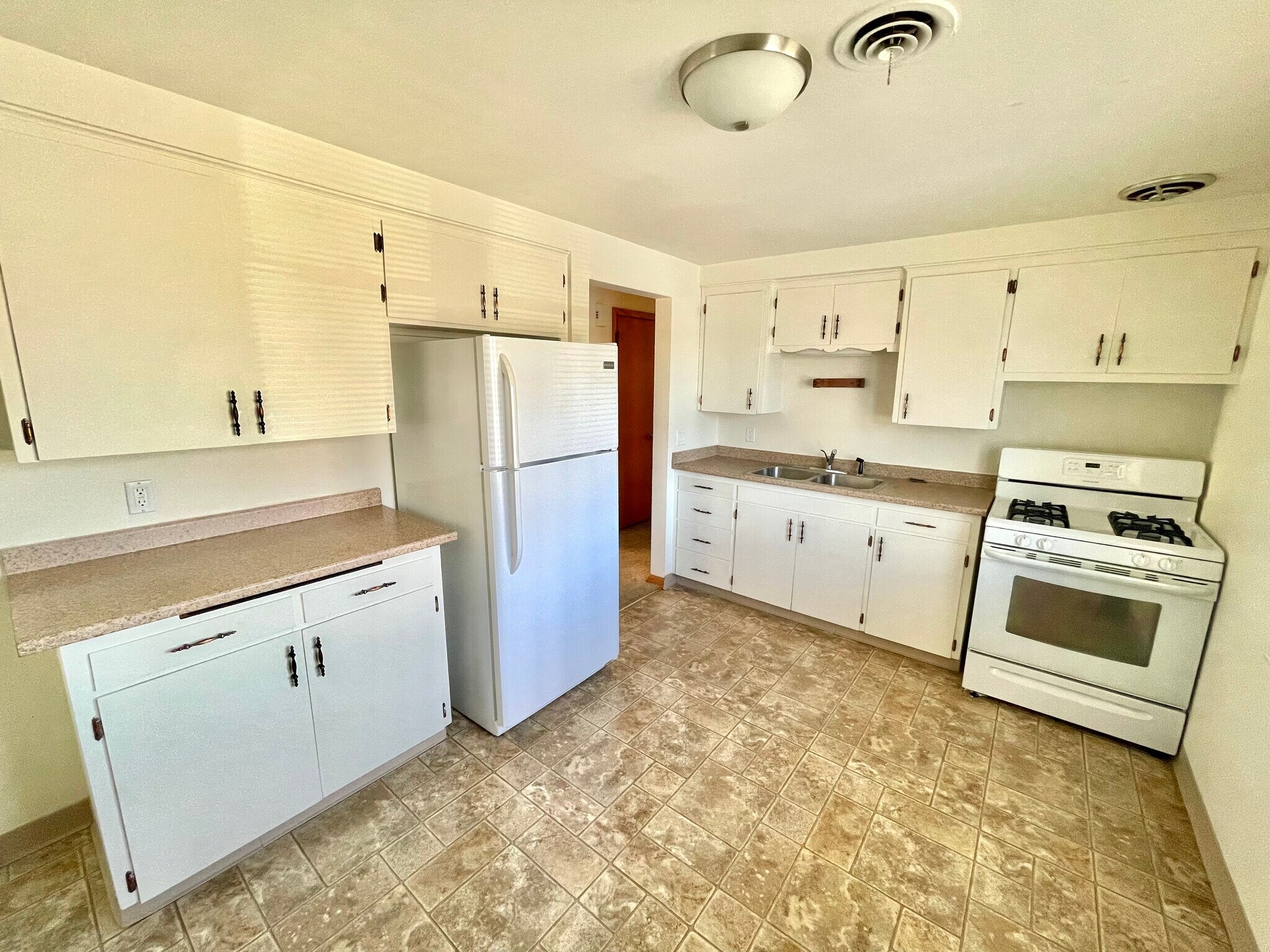 Kitchen - 2531 Maple Grove Ave