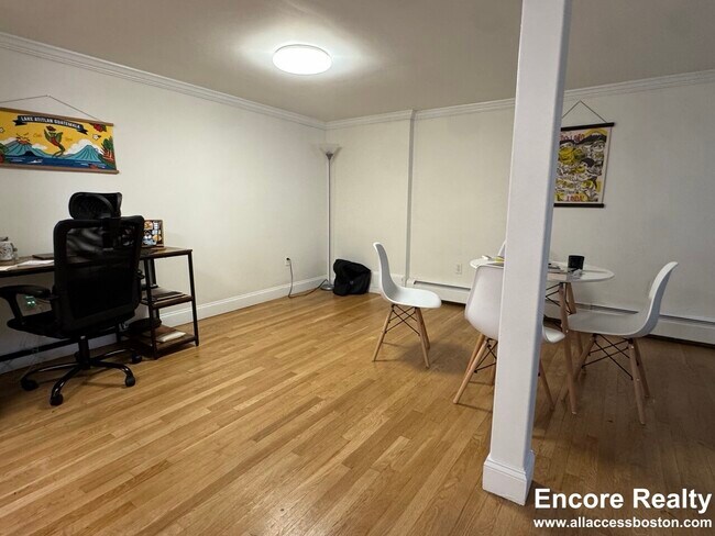 Building Photo - 1539 Beacon St