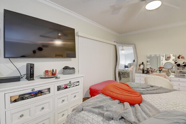 Building Photo - 274 Capri F