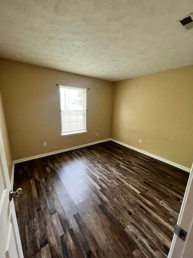 Building Photo - Fern Creek Home