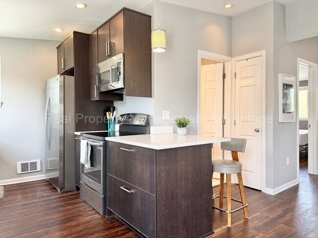 Building Photo - 340 E. Cambourne.