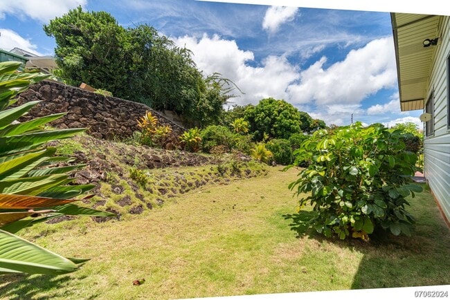 Building Photo - Rarely Available 3BA/2BA/2 Pkg SF in Aiea ...