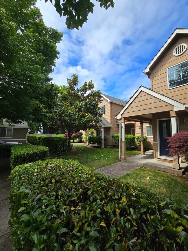 Building Photo - Spacious Condo off Coburg