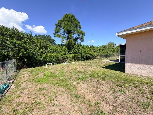 Building Photo - 3 Bedroom 2 Bath Duplex