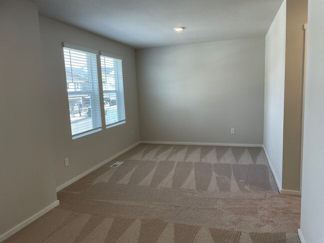 Building Photo - GORGEOUS 4 BED/2.5 BATH! HIGH END FINISHES ! SPACIOUS ROOMS ! FENCED BACK YARD !