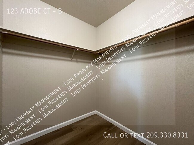 Building Photo - 123 Adobe Ct