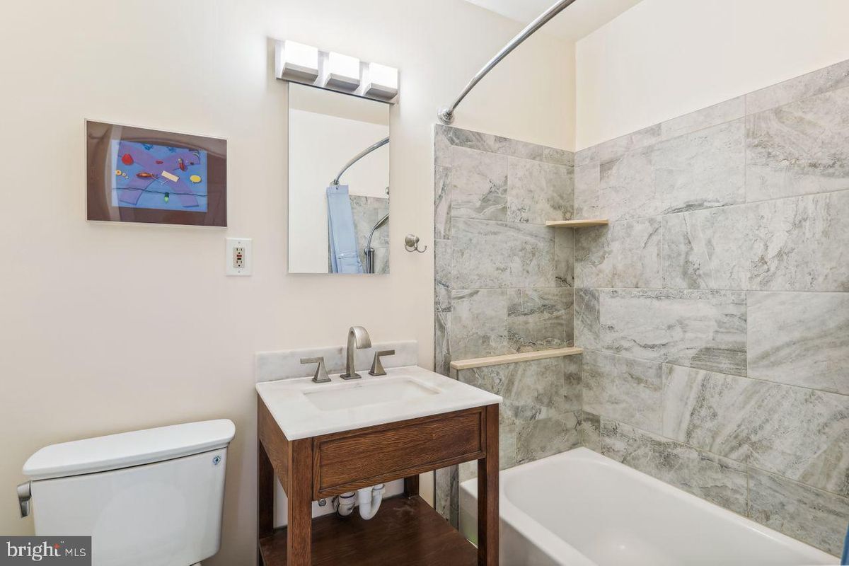 Building Photo - 10600 Kenilworth Ave