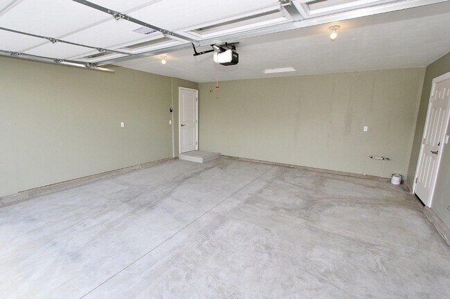 Building Photo - Immaculate Single-Level Home in a Quiet Ne...