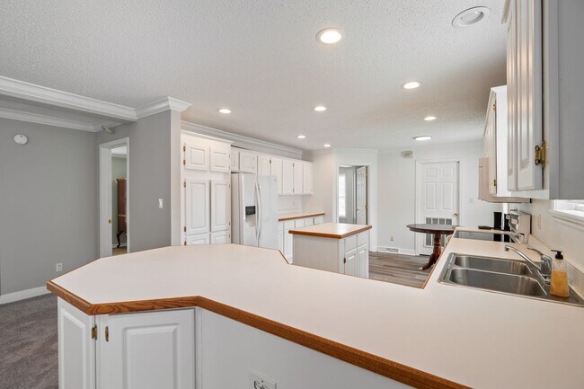 Building Photo - Charming 4 bedroom home in South Raleigh!