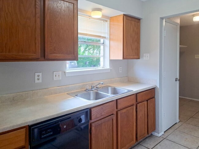 Building Photo - 400-402 Renee Drive