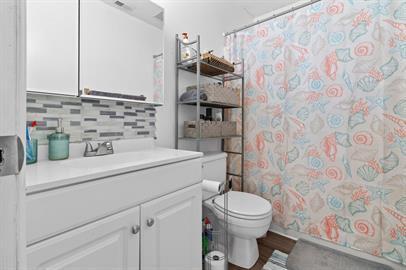 Building Photo - Charming 2-bedroom, 2-bath home.