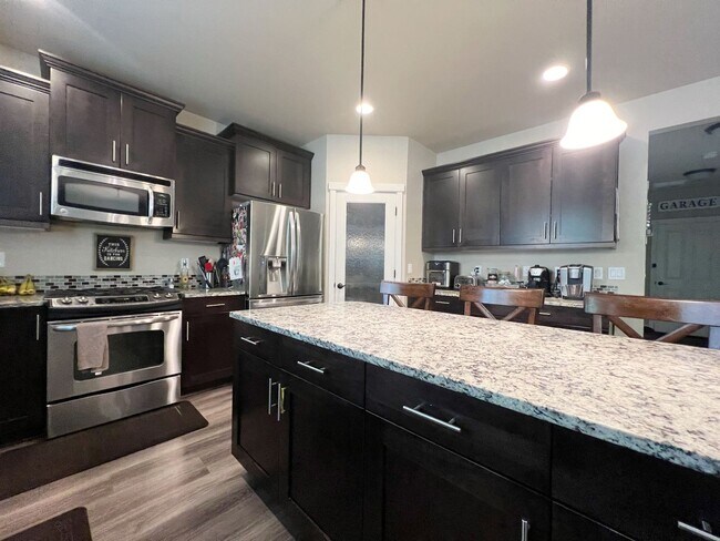 Building Photo - 4 Bedroom Home Bordering Covington and Kent