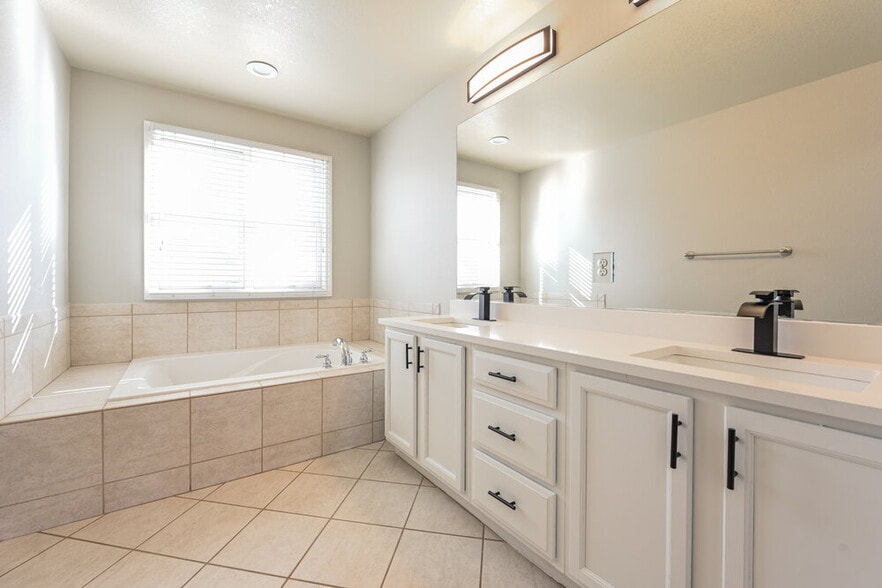 Building Photo - 4376 Foxberry Dr