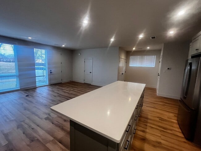 Building Photo - Argenta!