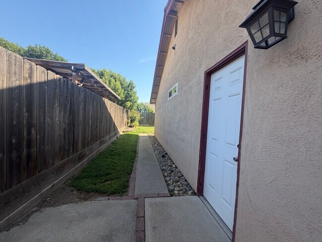 Building Photo - Single story near freeway access and major shopping!