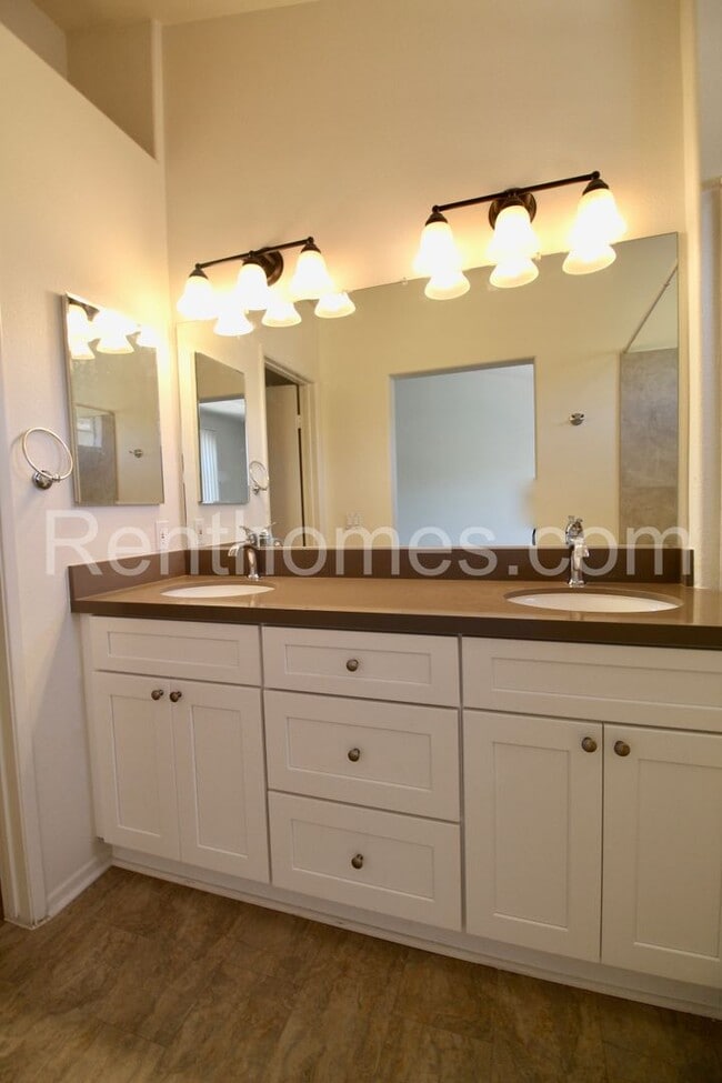 Building Photo - 9411 Questa Pointe